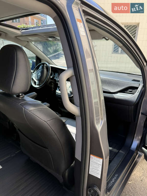Минивэн Toyota Sienna 2017 в Киеве
