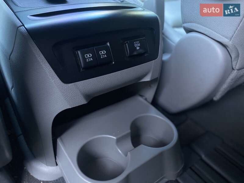 Минивэн Toyota Sienna 2018 в Киеве фото 16 Минивэн Toyota Sienna 2018 в Киеве