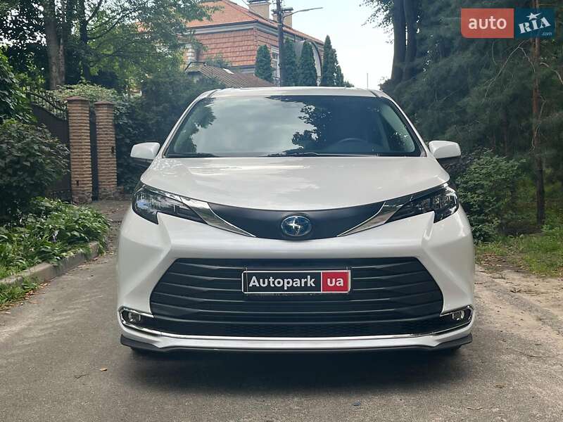 Мінівен Toyota Sienna 2023 в Києві