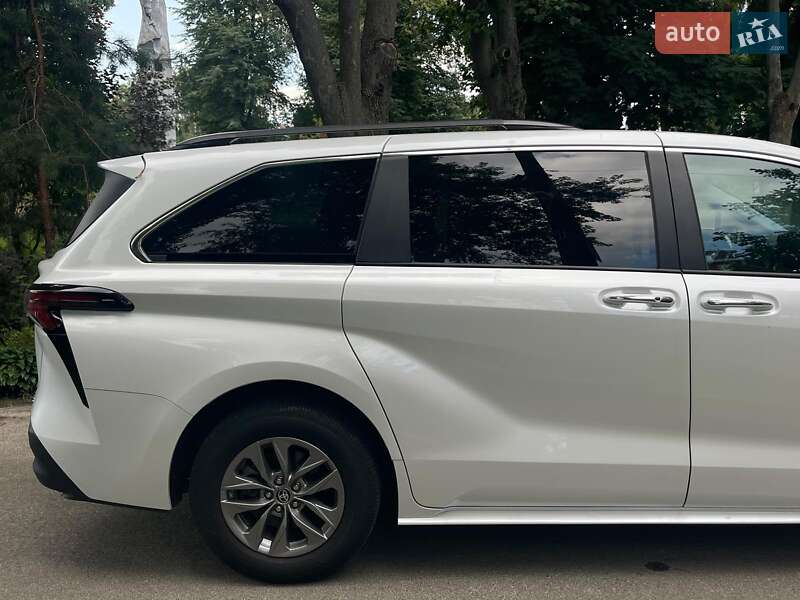 Мінівен Toyota Sienna 2023 в Києві