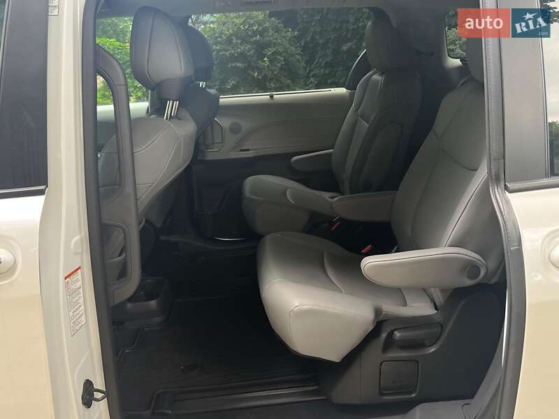 Мінівен Toyota Sienna 2023 в Києві