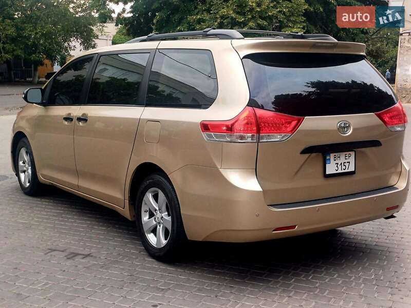 Мінівен Toyota Sienna 2010 в Одесі