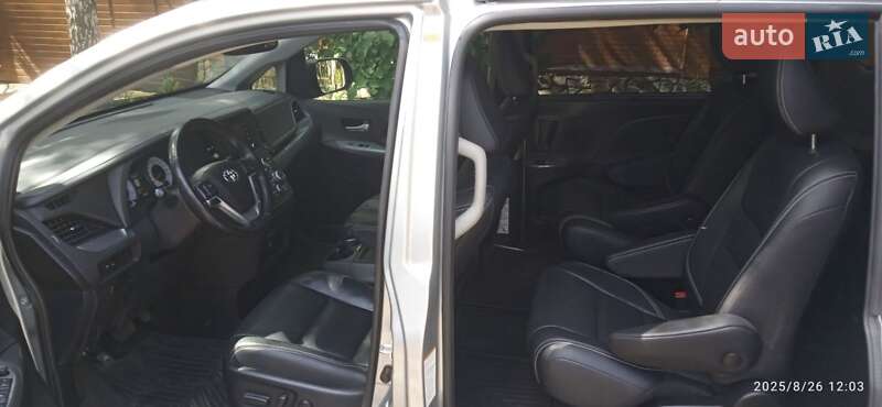 Минивэн Toyota Sienna 2018 в Днепре