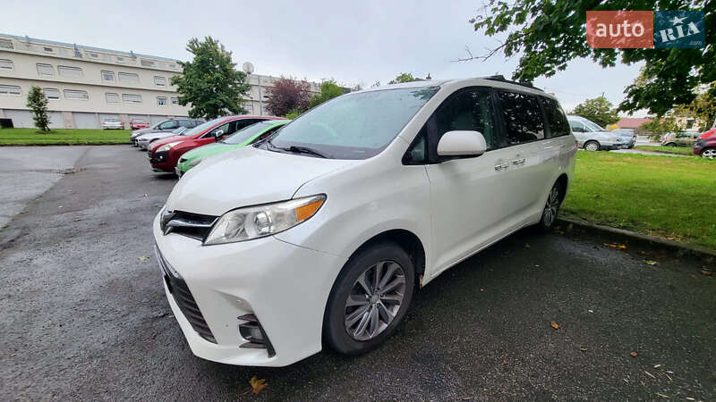 Мінівен Toyota Sienna 2011 в Рівному