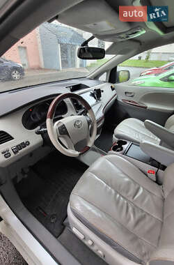 Мінівен Toyota Sienna 2011 в Рівному