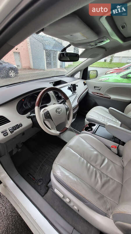 Мінівен Toyota Sienna 2011 в Рівному