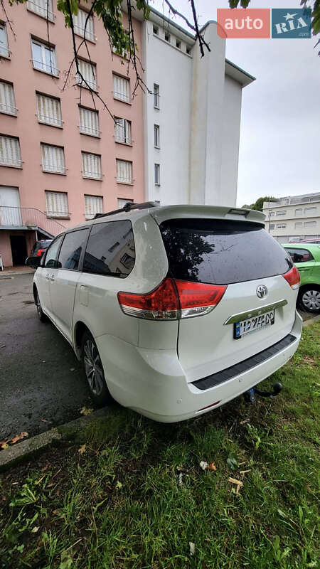 Мінівен Toyota Sienna 2011 в Рівному
