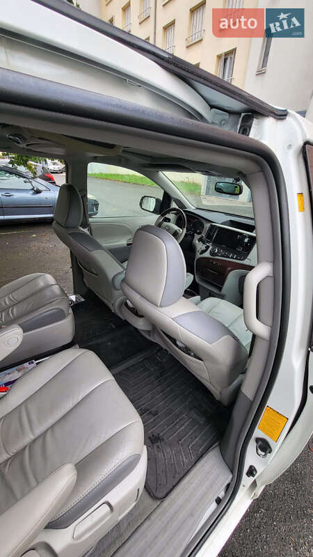 Мінівен Toyota Sienna 2011 в Рівному