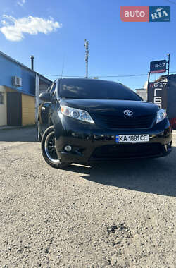 Мінівен Toyota Sienna 2011 в Києві