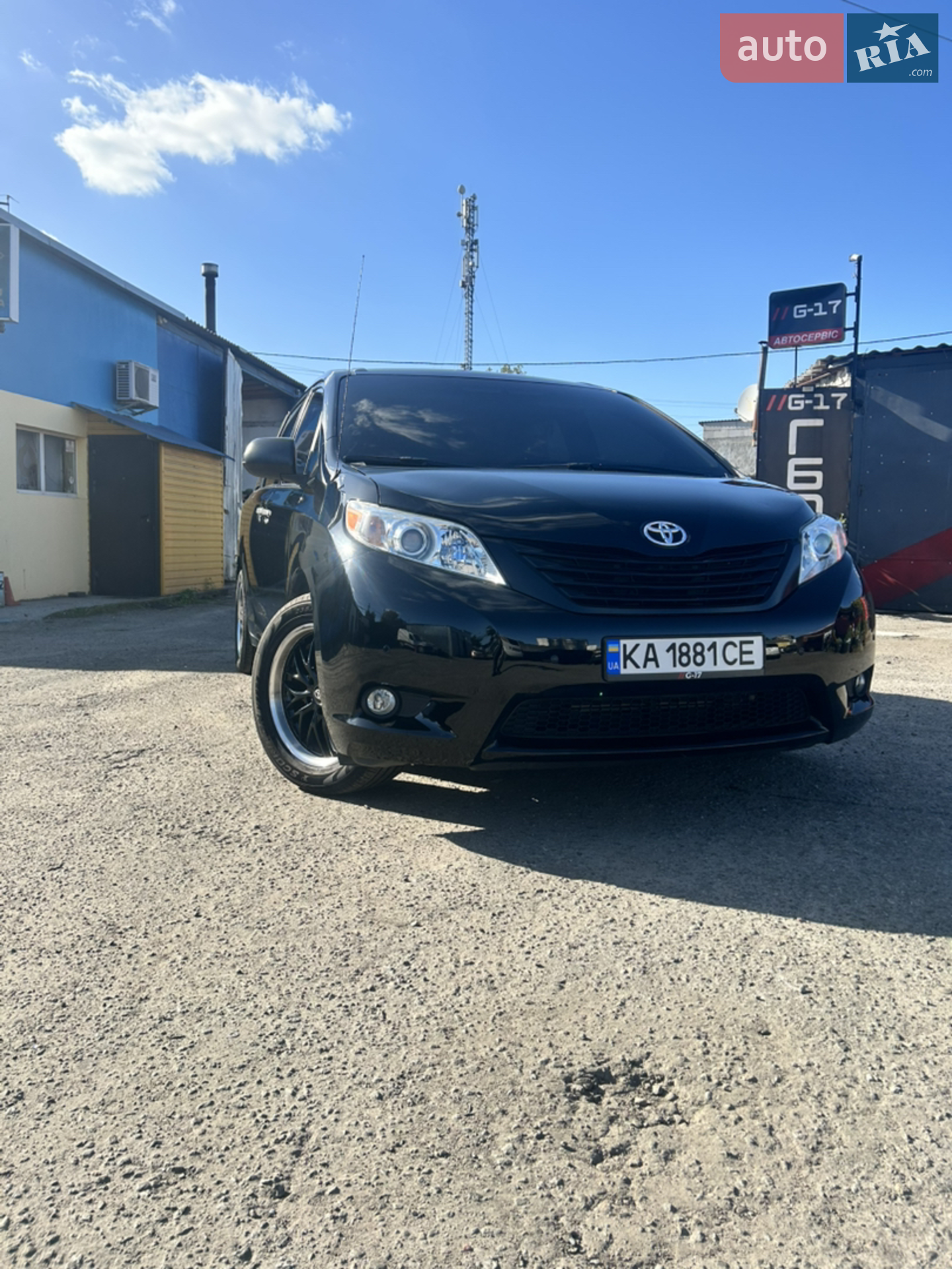 2011 Toyota Sienna - фото 1