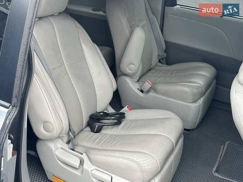 Минивэн Toyota Sienna 2012 в Киеве