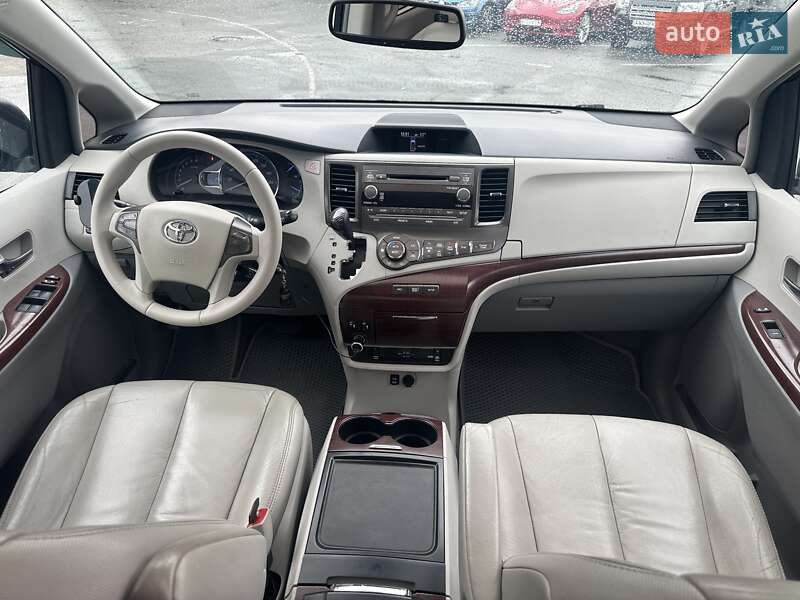 Минивэн Toyota Sienna 2012 в Киеве