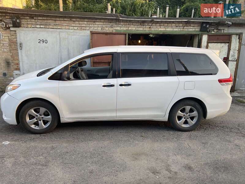 Мінівен Toyota Sienna 2010 в Києві