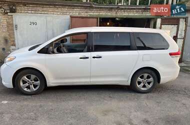Минивэн Toyota Sienna 2010 в 