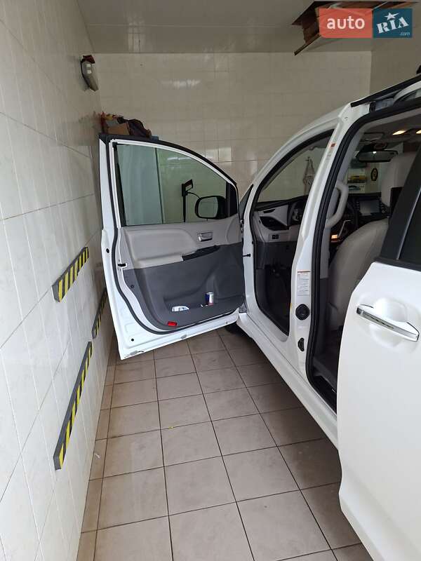 Мінівен Toyota Sienna 2019 в Києві