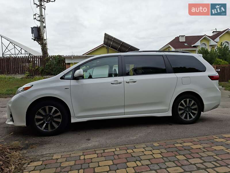 Мінівен Toyota Sienna 2019 в Києві