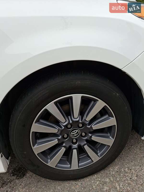 Мінівен Toyota Sienna 2019 в Києві