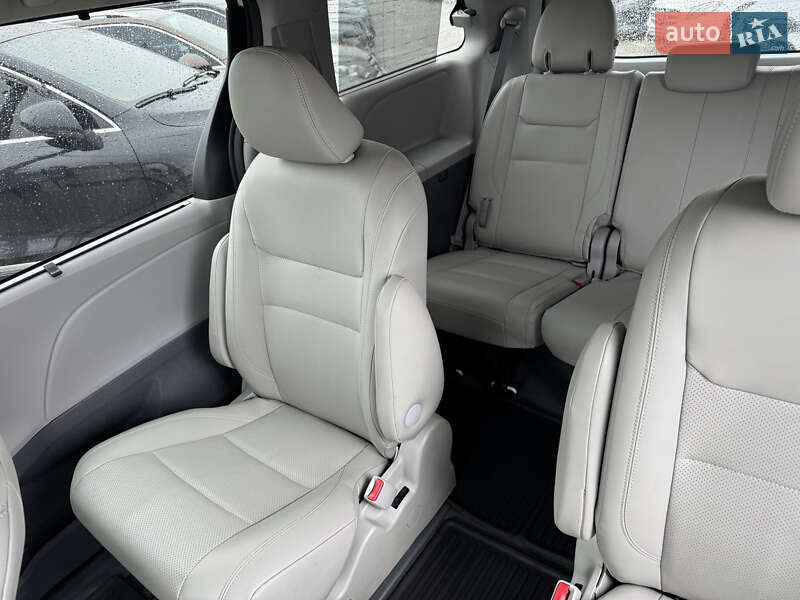Минивэн Toyota Sienna 2019 в Киеве
