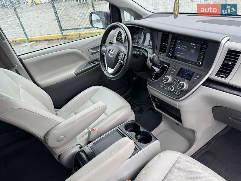 Минивэн Toyota Sienna 2019 в Киеве