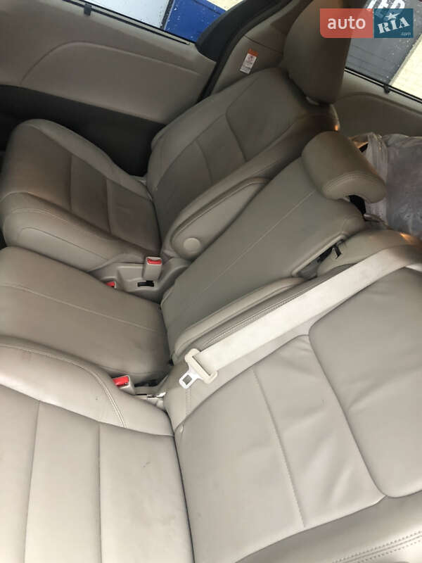 Мінівен Toyota Sienna 2016 в Києві