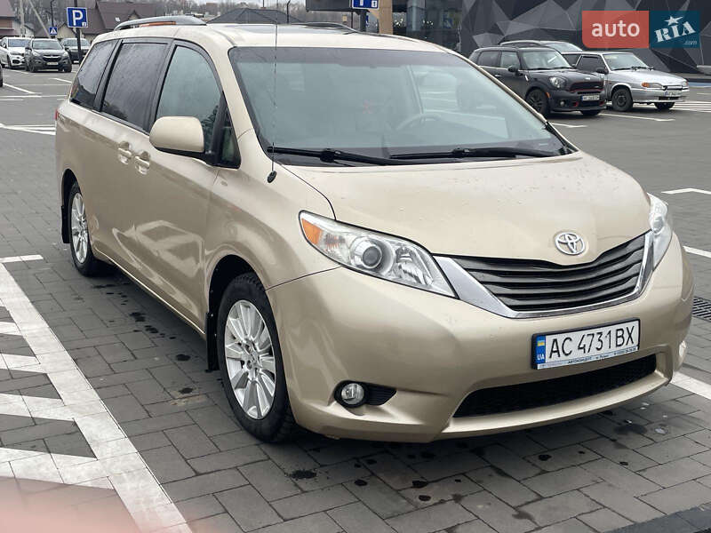 Минивэн Toyota Sienna 2010 в Луцке