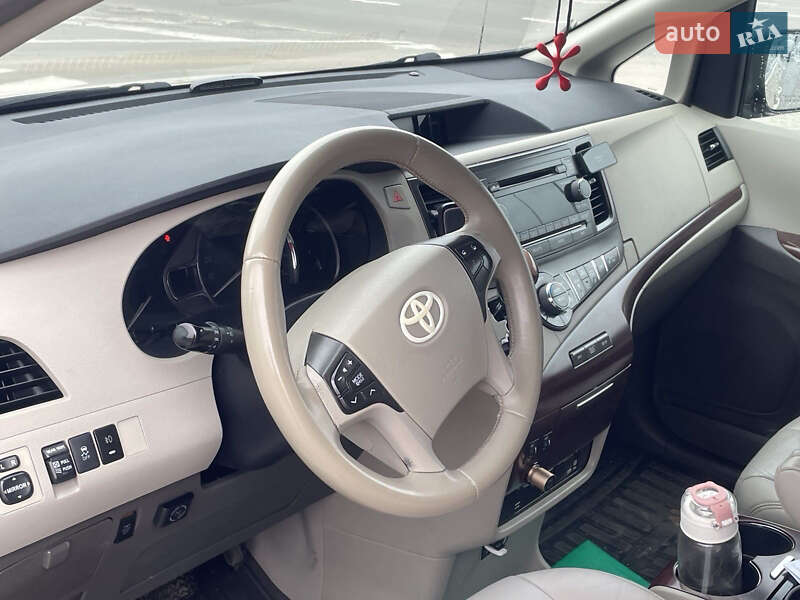 Минивэн Toyota Sienna 2010 в Луцке