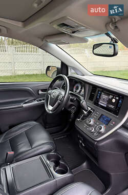 Минивэн Toyota Sienna 2017 в Луцке