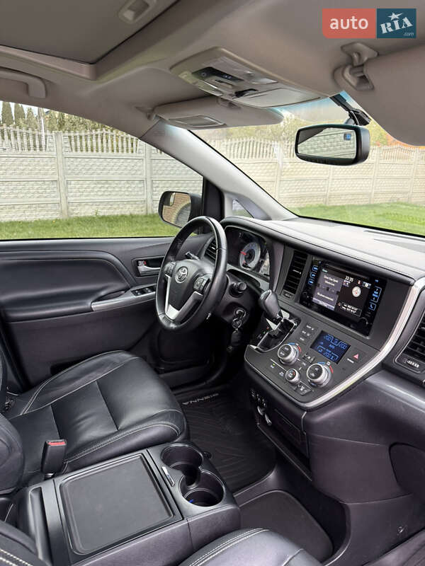Минивэн Toyota Sienna 2017 в Луцке
