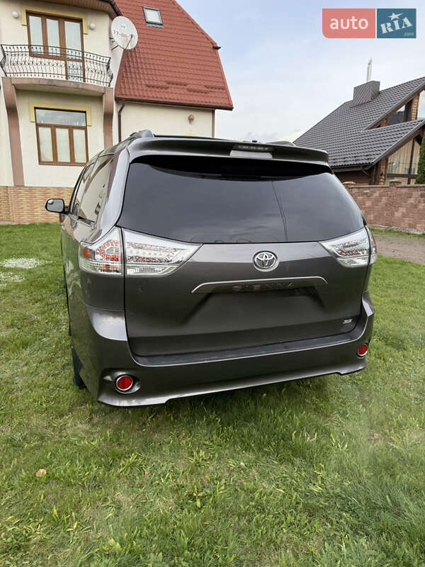 Минивэн Toyota Sienna 2017 в Луцке