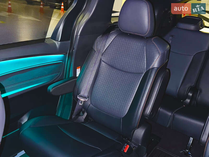 Минивэн Toyota Sienna 2022 в Киеве