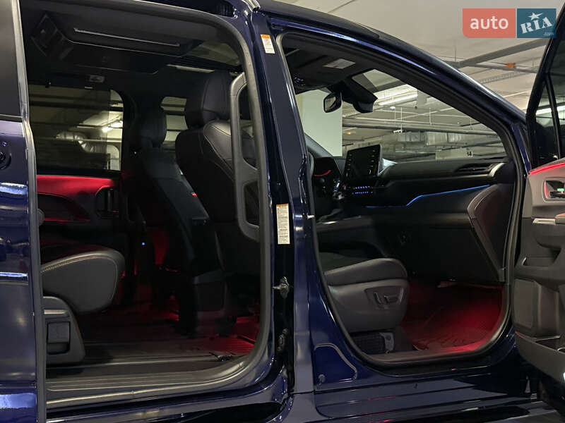 Минивэн Toyota Sienna 2022 в Киеве
