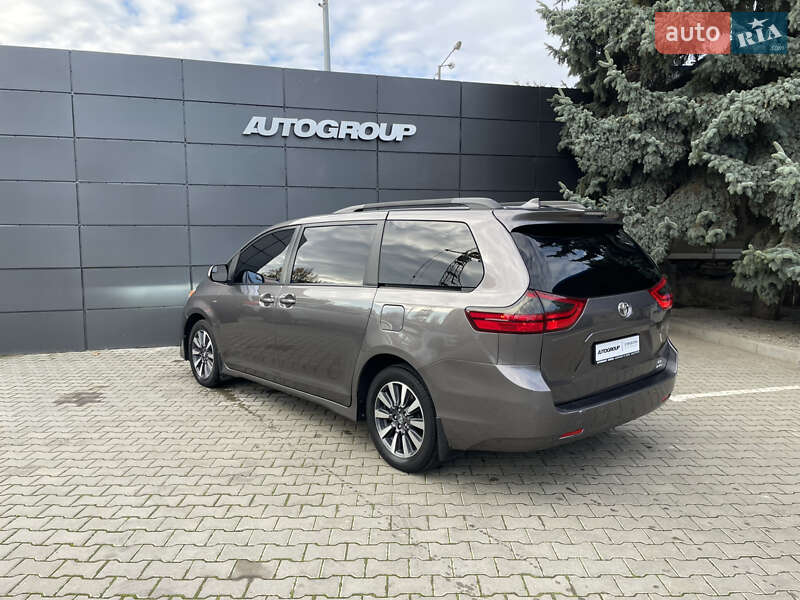 Мінівен Toyota Sienna 2019 в Одесі