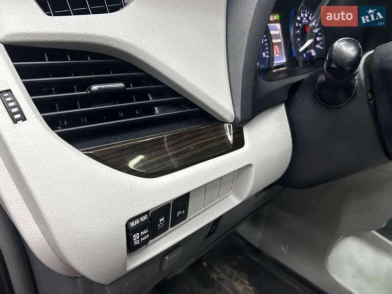 Мінівен Toyota Sienna 2018 в Чернівцях