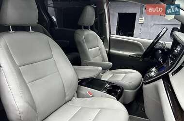Мінівен Toyota Sienna 2018 в Чернівцях