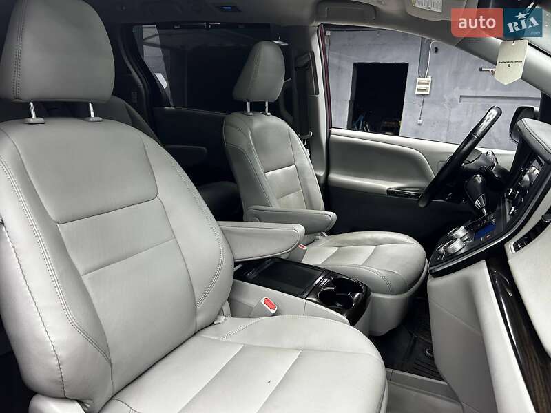 Мінівен Toyota Sienna 2018 в Чернівцях