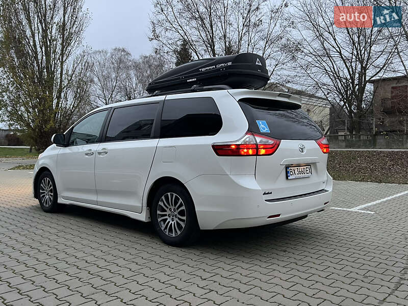 Минивэн Toyota Sienna 2017 в Киеве