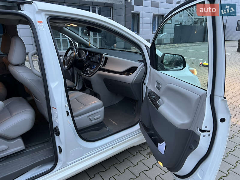 Минивэн Toyota Sienna 2017 в Киеве