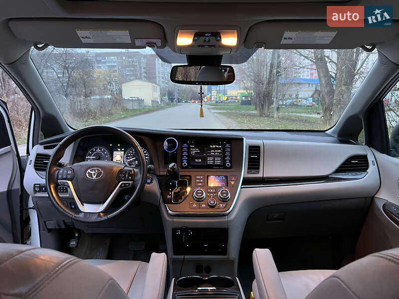 Минивэн Toyota Sienna 2017 в Киеве