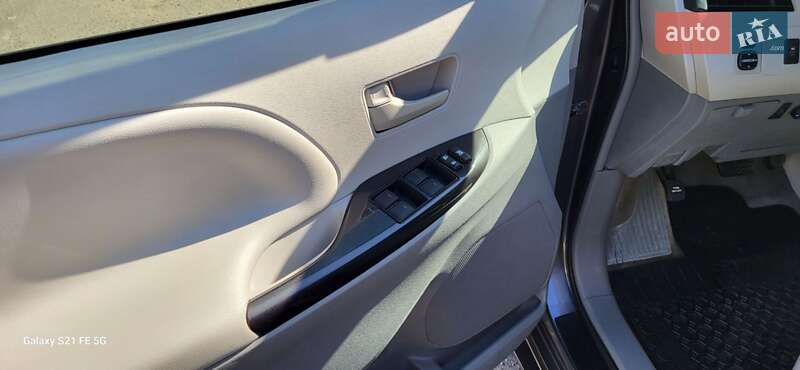 Мінівен Toyota Sienna 2013 в Тернополі