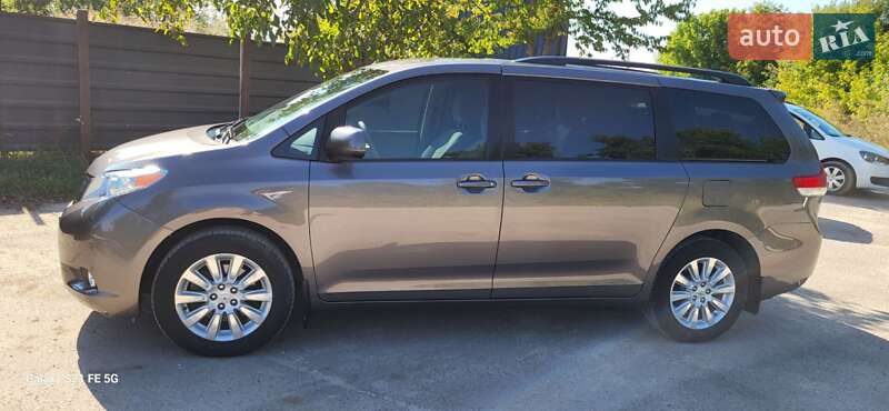 Мінівен Toyota Sienna 2013 в Тернополі