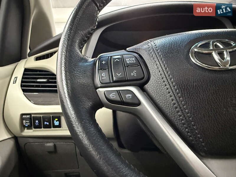 Мінівен Toyota Sienna 2017 в Одесі