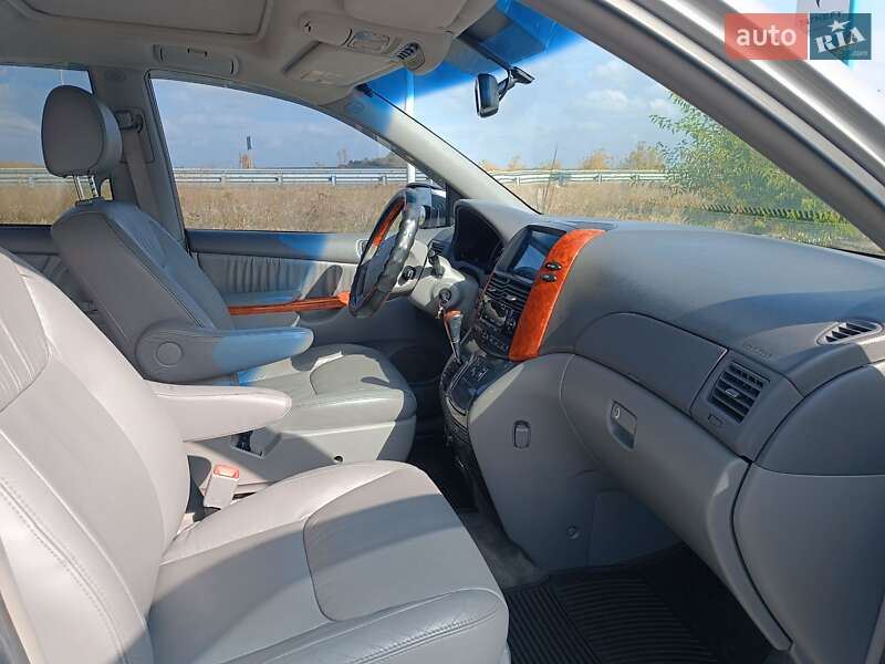 Мінівен Toyota Sienna 2007 в Хоролі