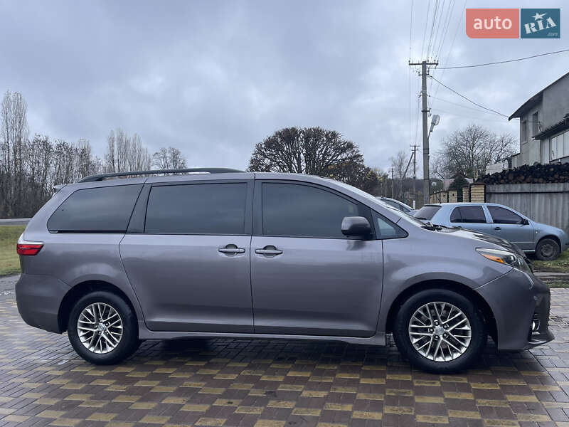 Минивэн Toyota Sienna 2018 в Диканьке