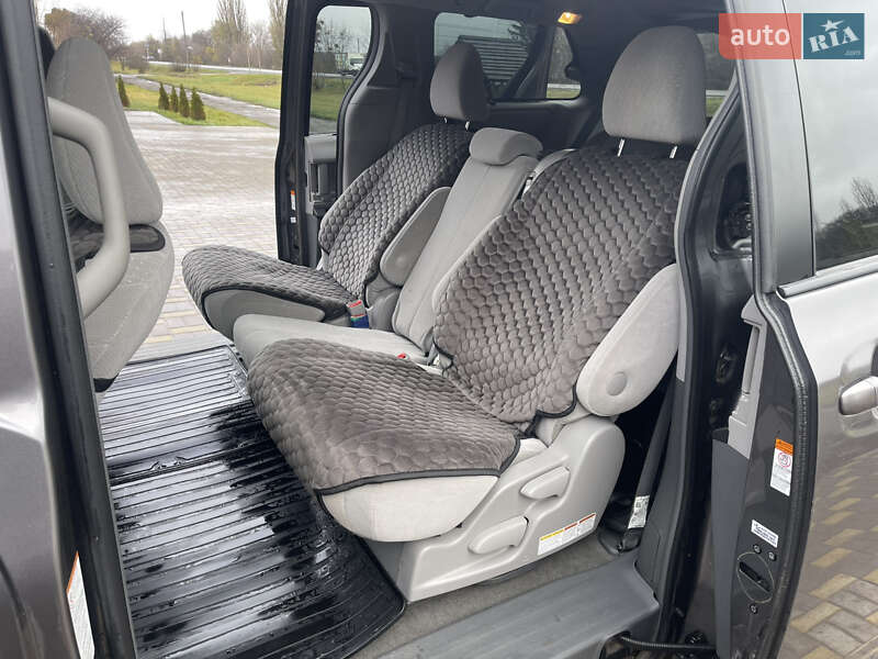 Минивэн Toyota Sienna 2018 в Диканьке