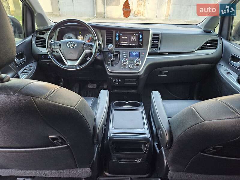 Мінівен Toyota Sienna 2016 в Одесі