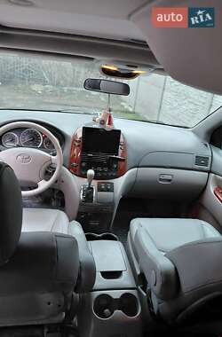 Минивэн Toyota Sienna 2005 в Знаменке