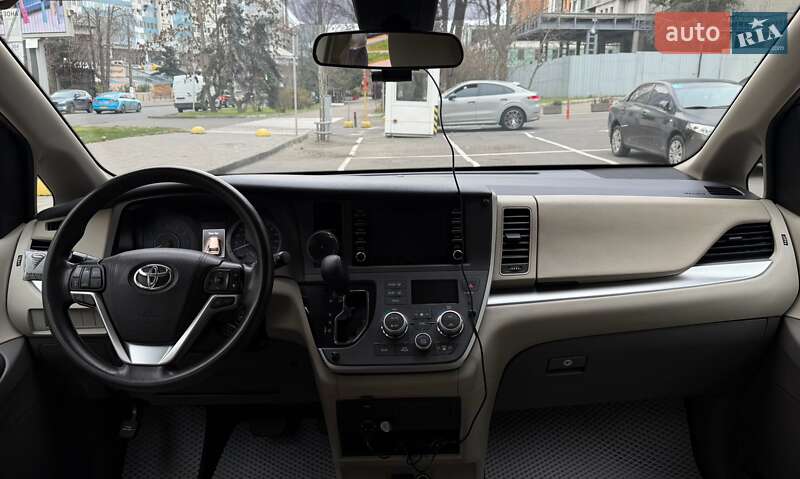 Мінівен Toyota Sienna 2019 в Одесі
