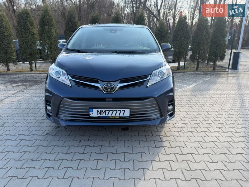 Минивэн Toyota Sienna 2018 в Хмельницком