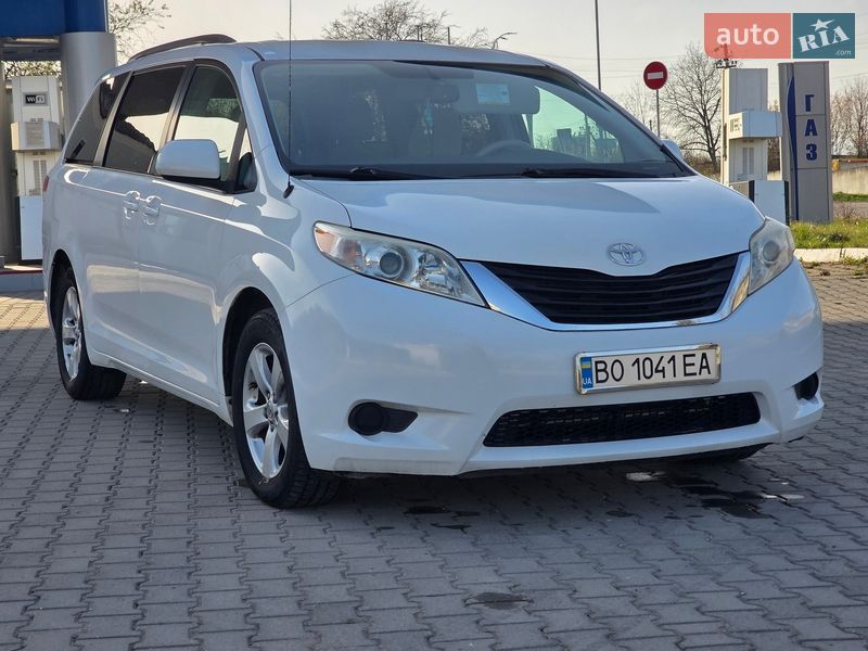 Минивэн Toyota Sienna 2013 в Гусятине