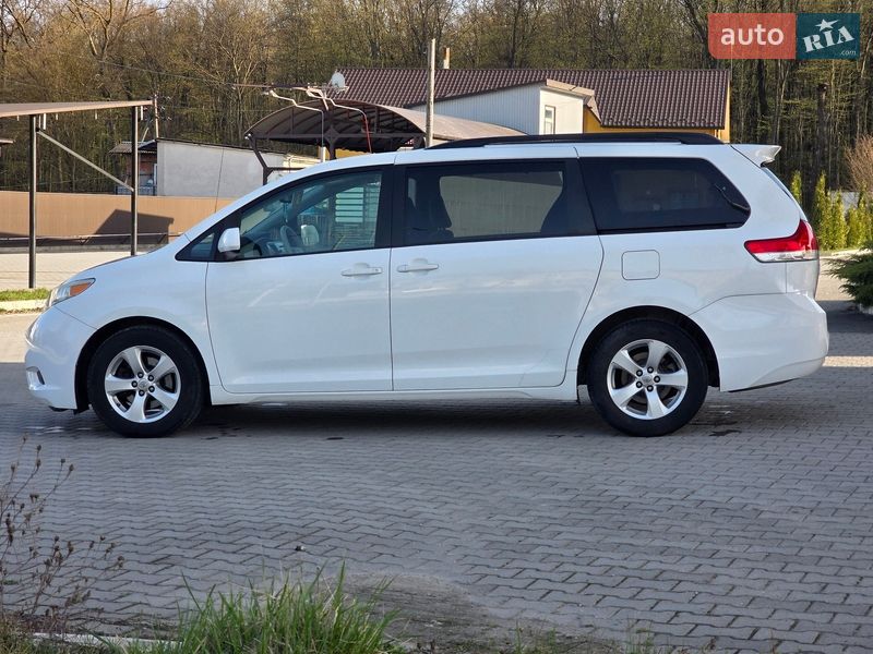 Минивэн Toyota Sienna 2013 в Гусятине